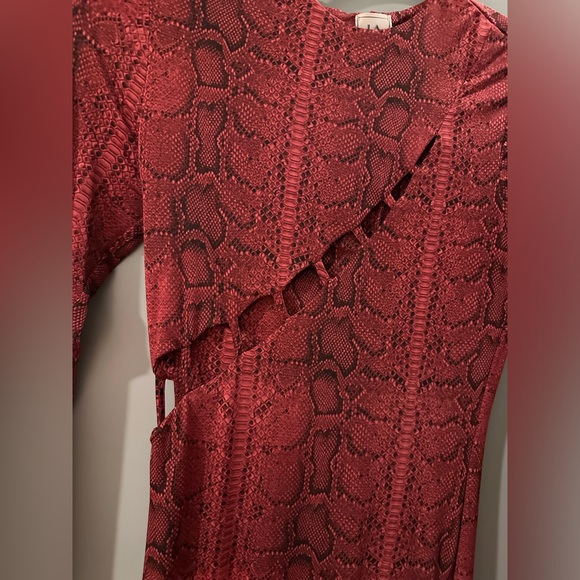 Burgundy snakeskin dress with cutouts size small - Picture 3 of 4